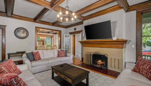 Historic Manor with 8 BDRMS 9 BATHS & 3 Kitchens - Foto 2