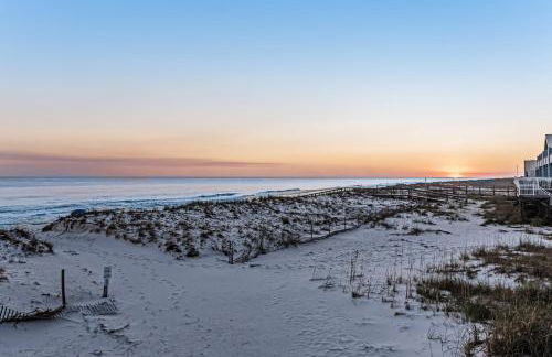 Dog-friendly beachfront dream with a wet bar & two furnished balconies - Foto 48