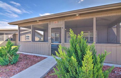 Resort Cabin with Nearby Pool and Lake Access! - Foto 3