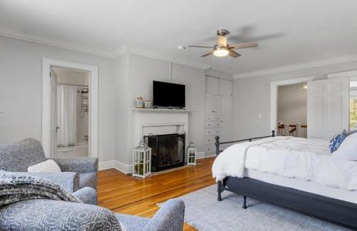 Stylish Mountain Retreat with Sunroom and Pergola - Foto 41