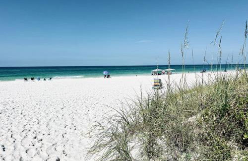 Sea Salt Vacation Home, Private Pool - Walk to Beach - Foto 46