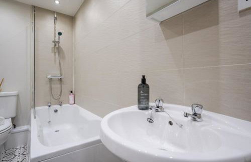 Cozy Waterfront Apartment - Free Parking & Wi-Fi - Photo 24