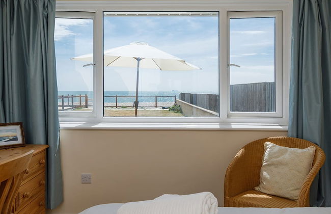 Sunny Seafront Chalet - Sleeps 6 - Photo 1