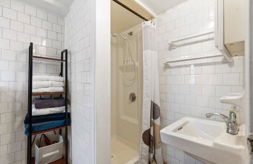 Downtown Beverly Apartment 8 Minutes to Salem and has King Beds - Photo 16