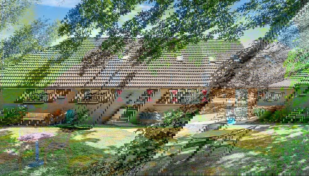 Attractive Farmhouse in Giethoorn With Garden - Photo 1