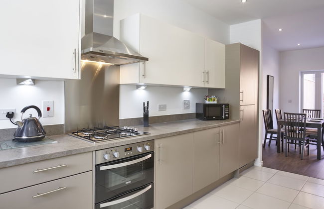 Campbell Park by ShortstayMK - Photo 1