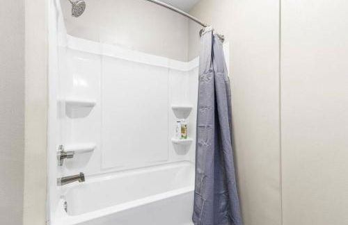 Luxe 1BR/1BA: Dive, Rest, Explore. Book Now! - Foto 24