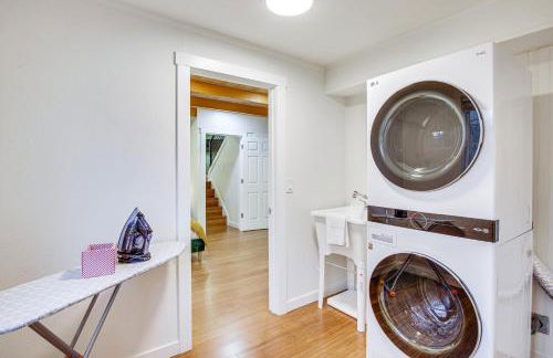 Modern Kirkland Home with Sauna and Outdoor Fireplace - Foto 26