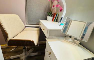 Luxury 2-Bed Apartment,Office with Built-In TV King Bed, Private Entrance and free Parking - Foto 39