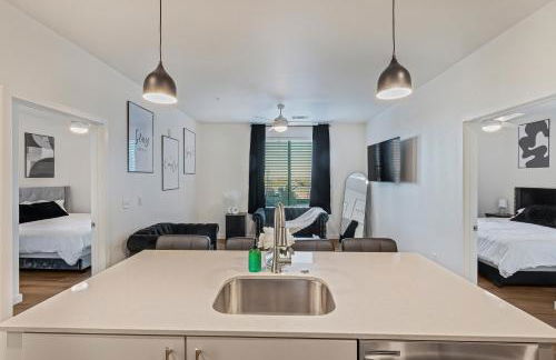 New Downtown Luxury APT ' 2 King Beds, Free Parking, Fast Wi-Fi & Gym Access! - Foto 1