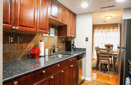 Charming 3bd Alexandria House, 11 miles to DC, Nice front view - Foto 14