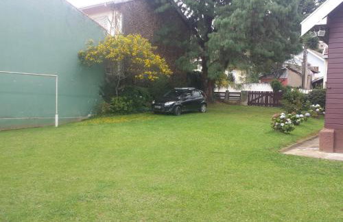 Chale de Madeira - Lareira e Fogueira---lindo gramado com mesa para café da manhã, churrasqueira e fogueira - Foto 42