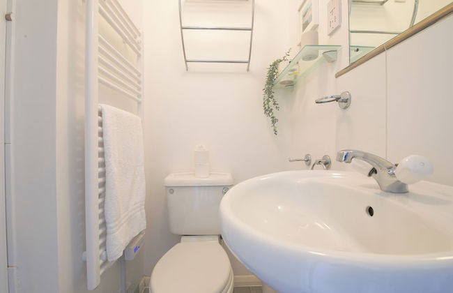 2 Bed Apartment Overlooking Water - Foto 28