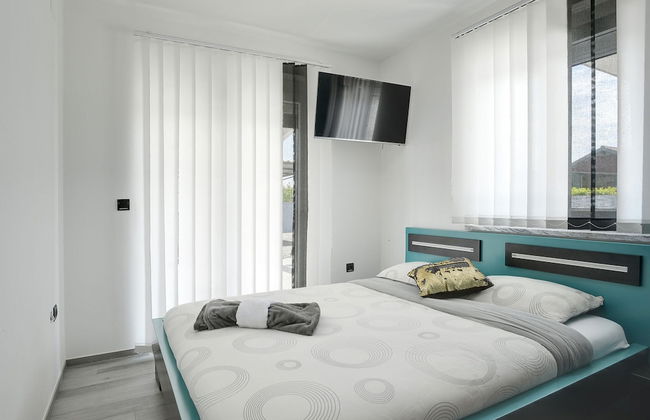 Modern Villa With Private Pool Consisting of 2 Apartments Near the Beach - Photo 4