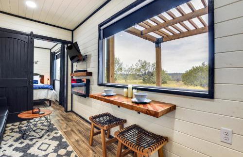 Remote Strawn Container Home with Hot Tub! - Foto 6