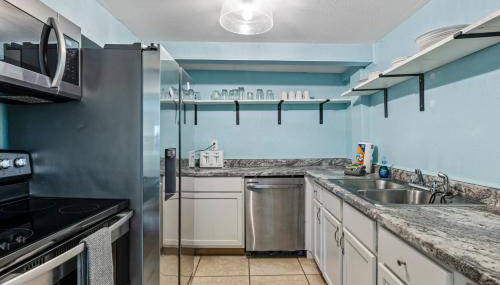 Historic Anchor at M Sleeps 7 Outdoor Shower Mins to Beach & Moody Gardens - Photo 3