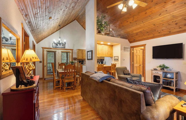 Simons Treetop Cabin 2 BDR in Popular Resort! - Photo 9