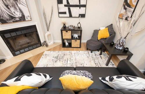 Luxuriously Contemporary Condo - Photo 6