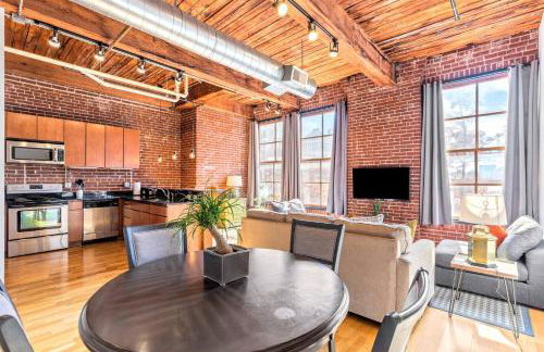 Celebrate the Season in a Trendy STL Loft 4D - Foto 14