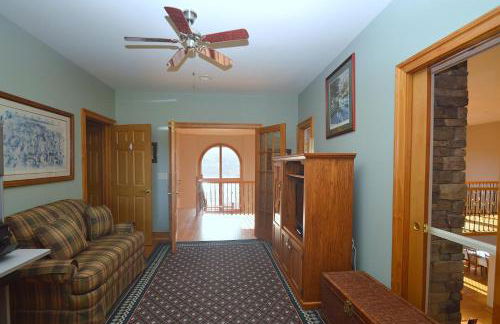 Redbud Keep - Unique Features, Movie Set Decor, Grill, Wifi, Family Friendly, Hiking, Billiard Table, Movie Theater Room, Fireplace, Golfing, View, 2 King Beds - Foto 41