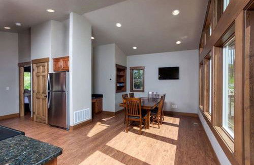 Sunny Mountain Cabin for a Group Getaway in West Glacier, Montana - Foto 49