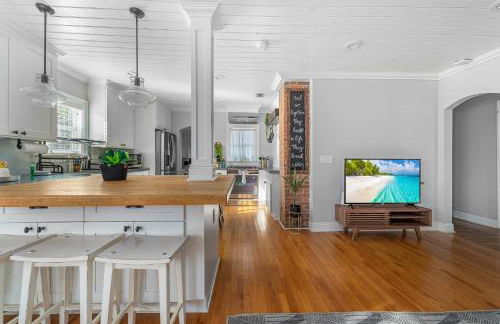 Tiny Home w MIL suite - 3 MI to DT - Foto 14