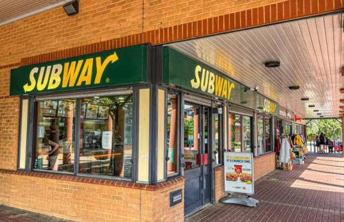 Lowndes House - Close to City Centre - Garden, Free Parking and Smart TV by Yoko Property - Foto 20