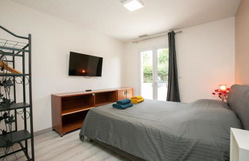 Plain pied climatisé piscine idéalement situé - Foto 16