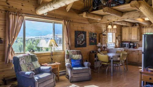Romantic Cabin Rental with a Delightful Porch near Ennis, Montana - Foto 3