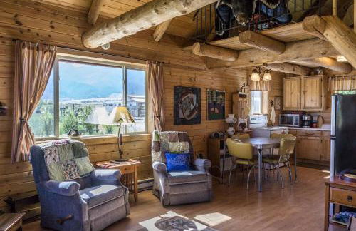 Romantic Cabin Rental with a Delightful Porch near Ennis, Montana - Foto 3