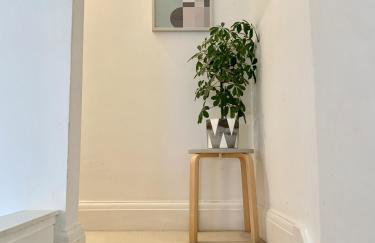Stylish comfortable home with free parking - Foto 35