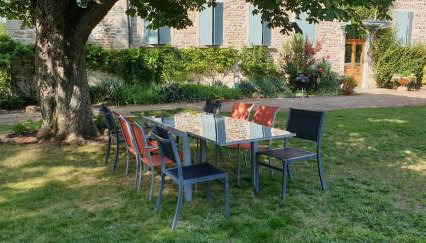 Séjour élégance et bien-être au CHATEAU de GRANDMONT - piscine et parc arboré au coeur du vignoble du Beaujolais - Foto 2, Garden