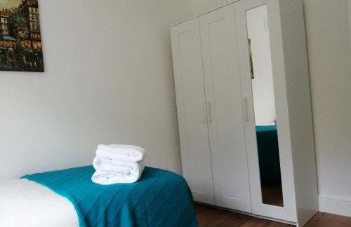 Lovely 3 Bedrooms Flat Near Romford Station With Free Parking - Foto 3