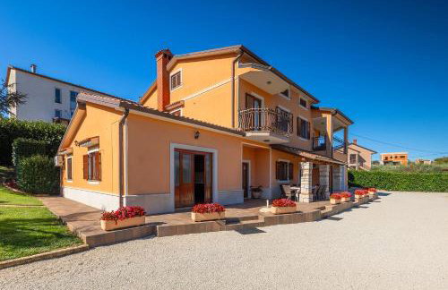 Faszinierendes Ferienhaus mit Privatpool, Volleyballfeld, Fussballplatz, Trampolin beim bekannten Radweg Parenzana - Foto 24