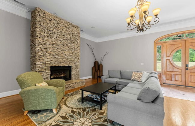 Whitetail Cove by Avantstay Lakefront w/ Pool + Private Dock Sleeps 20 - Photo 3