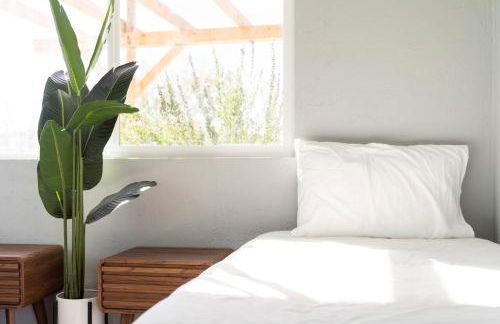 Desert Oasis - Firepit, Stargazing, Kitchen Essentials, 5 Acres, & Joshua Trees - Sleeps 6 Comfortably, 7 with Sofa, 8 Maximum - Foto 15