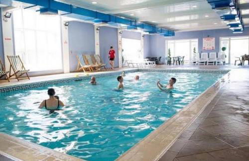 Experience Coastal Bliss in Our Modern 2019 Sea Viev 2 Bedroom static caravan at Clarach Bay Holiday Village! - Foto 22