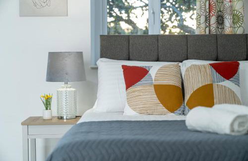 COZY 3 Bed House With Garden & Parking in Rochester, Kent Mins to Train Station, WiFi - Foto 24