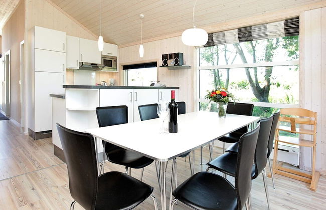 Beautiful Holiday Home With Outdoor Space - Photo 4