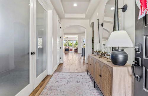 Modern 5BR Retreat with Hot Tub Cold Plunge & Park - Foto 5