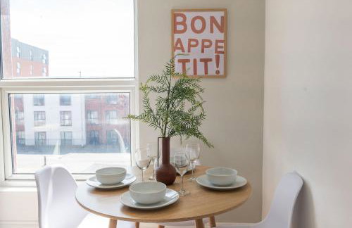 Stylish 2 Bedroom Flat Near Leeds Centre with Free Parking, Ideal for Contractors & Long Stays - NordStay - Foto 8