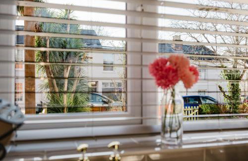 Corner House - Bright 2 Bed in Cheltenham - Photo 59