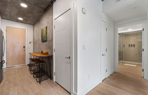 Exceptional 1BD BA-PoolHotTubGymParking- Downtown! - Foto 22