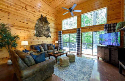 Hickory Bear - Cabin surrounded by pines, Sleeps 10, Hot Tub, Fire Pit, Arcade, Foosball Table & Deck Slide - Photo 8