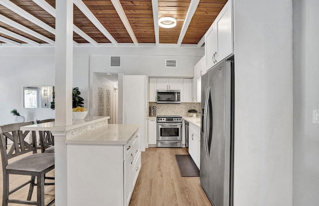 5BR with Heated Pool 5 min to Beach - Photo 18