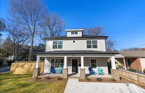 Bancroft Bungalow - Hot Tub, Fire Pit - Near Uptown - Foto 49