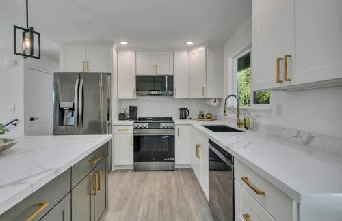 Stylish Bellevue Retreat - Photo 27