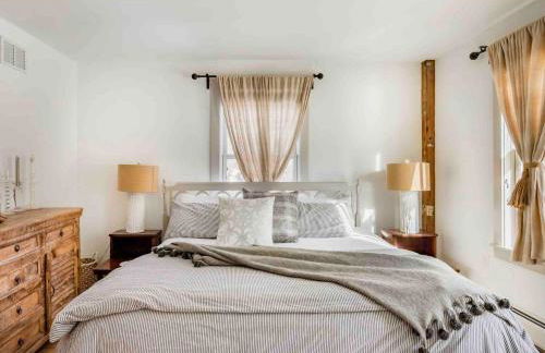 Entire Enchanting, Light-Filled 1830 Farmhouse - Foto 64