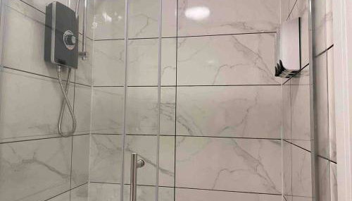 Bright & Cosy Retreat in Swansea - Foto 3, Shower