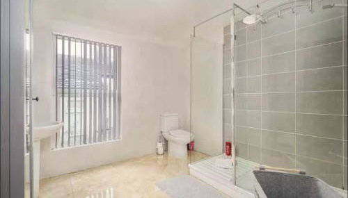 The Red Retreat, 7 Beds, Garden, Free Parking, Contractors, Fast Wifi, Smart TV - Foto 4, towels, Shower